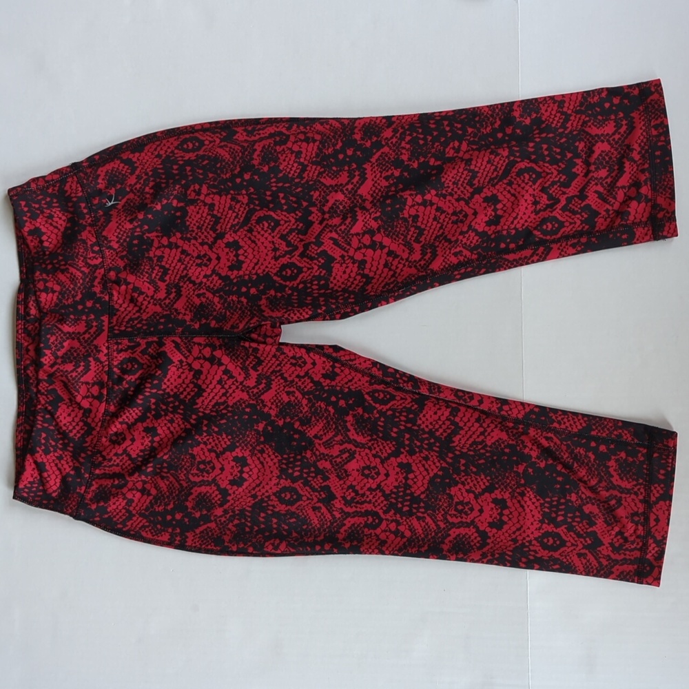Danskin Now Fitted Snakeprint Dri-More Athletic Yoga Capri Pants M Red Black